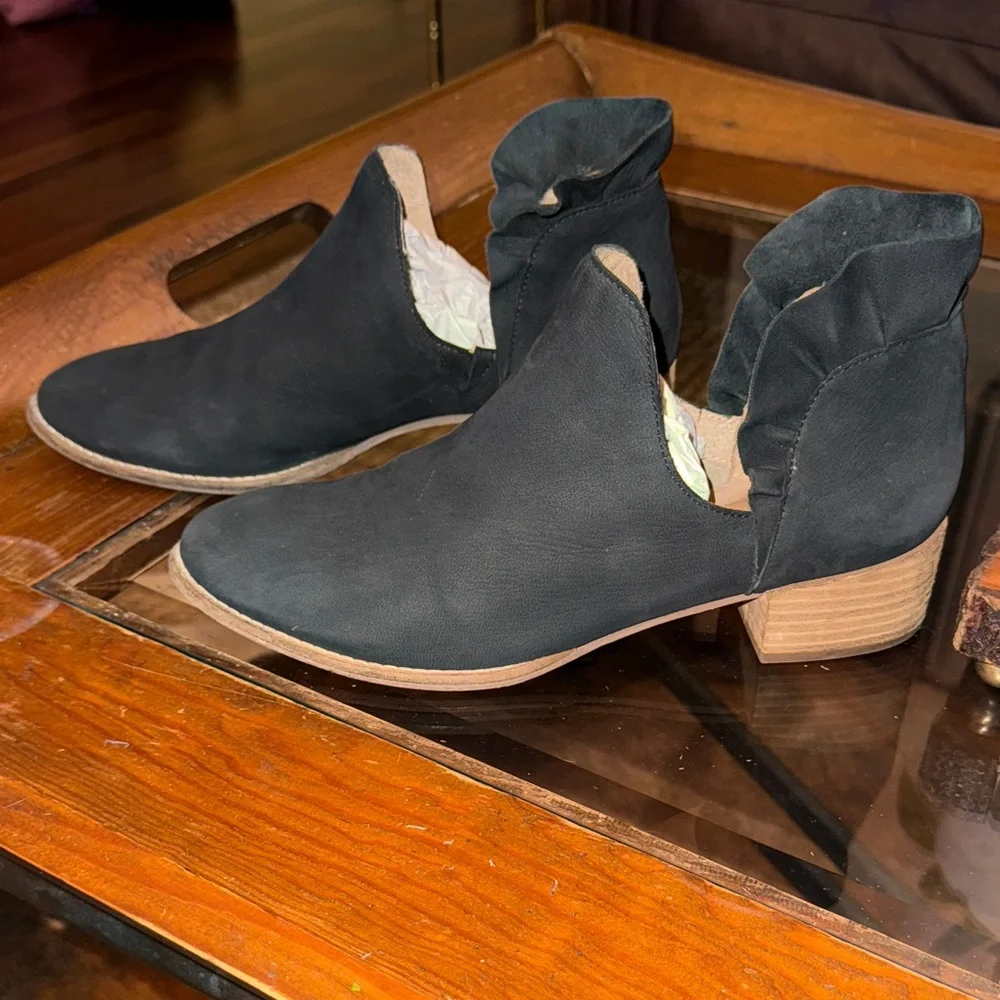 Seychelles Black Ankle Booties with Ruffle Detail - Picture 5 of 9